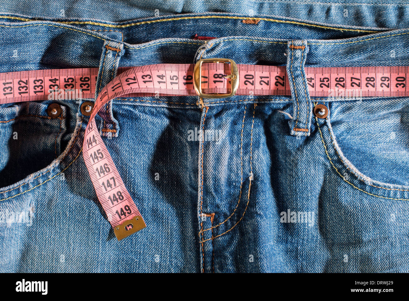 Jeans und Zentimeter. Gürtel mit Schnalle Stockfoto