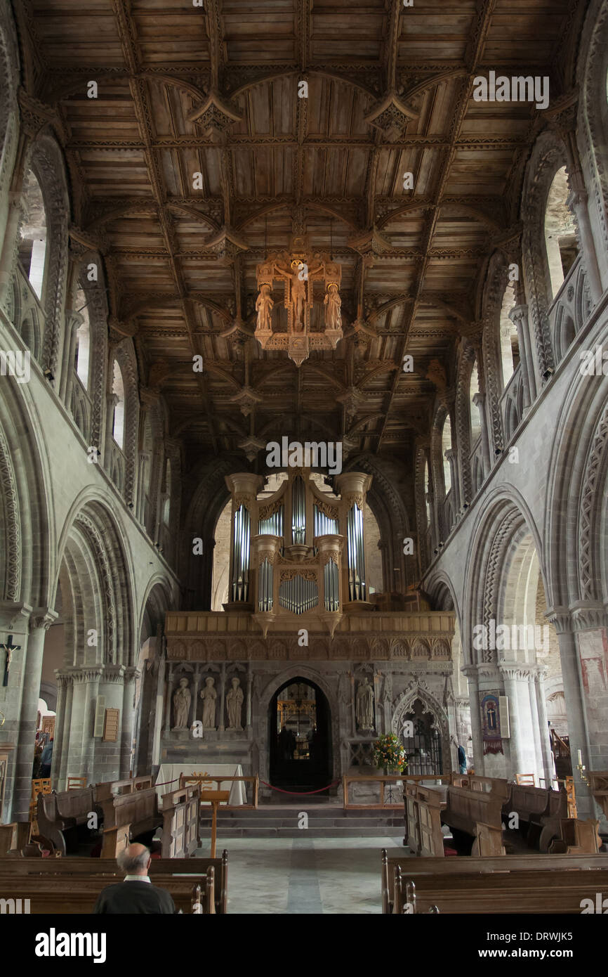 Orgelpfeifen und Altar in St. Davids Cathedral in Pembrokeshire, Wales. Stockfoto