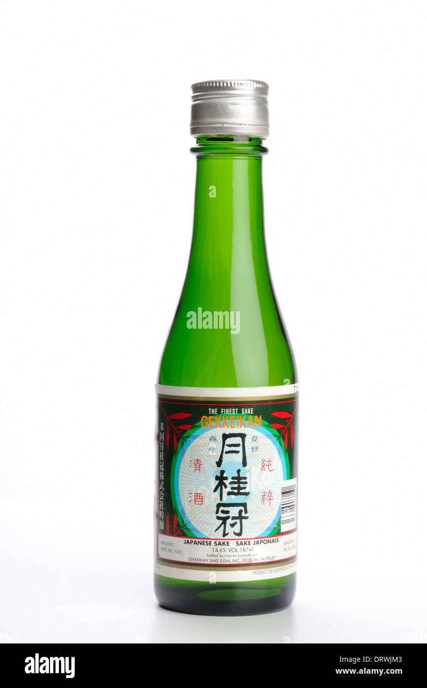 Flasche japanischer Sake auf weißem Hintergrund Stockfoto