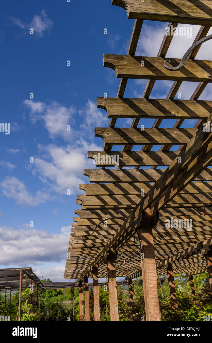 Eine Pergola aus Holz spendet Schatten für Pflanzen in einer Gärtnerei Einzelhandel.  Medford, Oregon Stockfoto