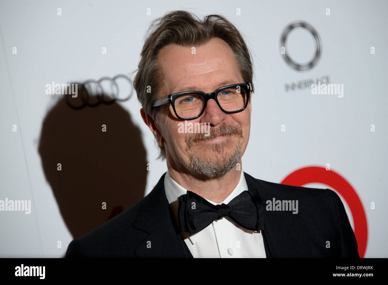 Gary Oldman mit seinem Award den Dilys Powell Award for Excellence in Film an den London Critics Circle Awards. Stockfoto