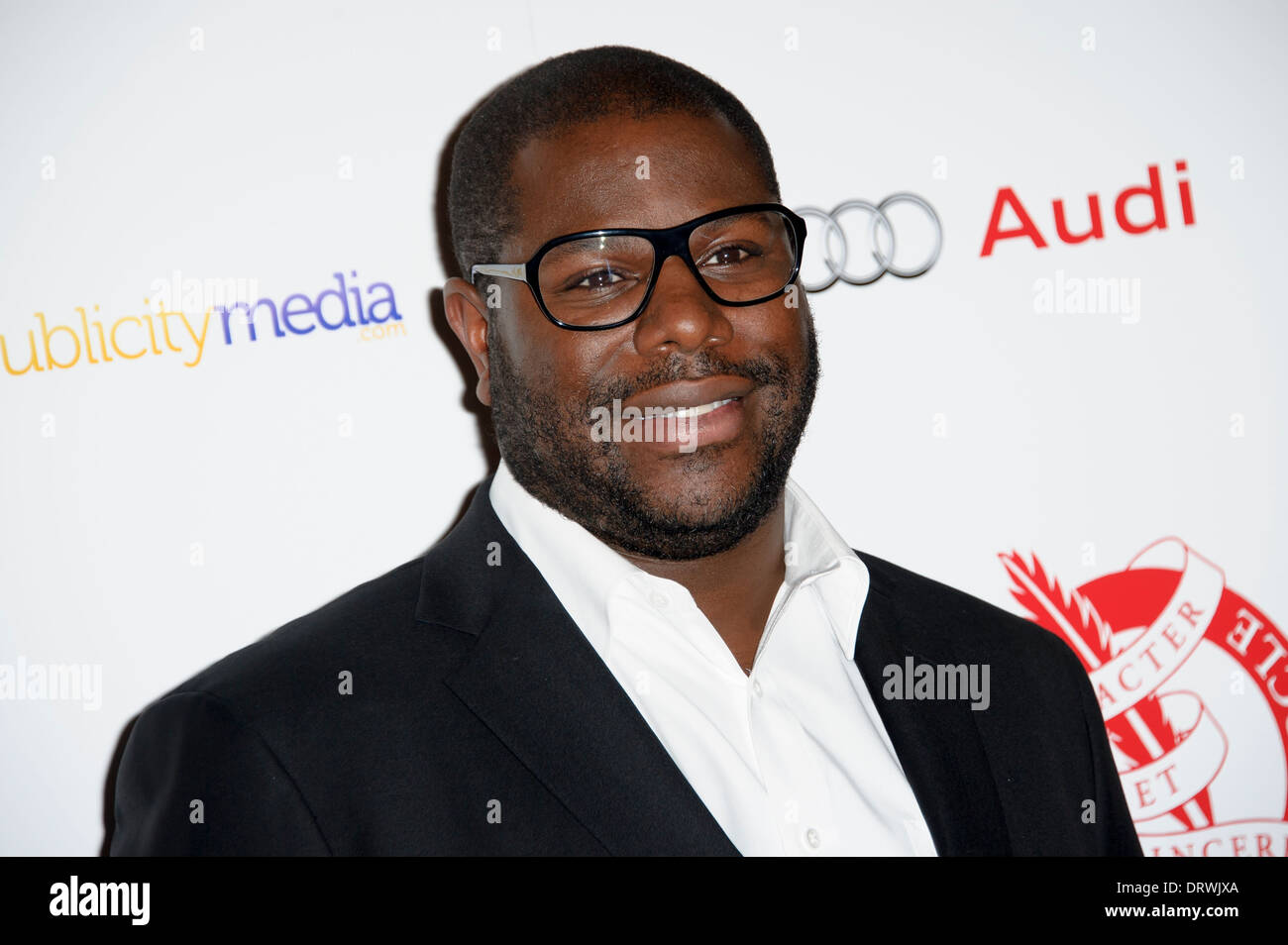 Regisseur Steve McQueen mit seinem Award für den Film of the Year bei den London Critics Circle Awards in London. Stockfoto