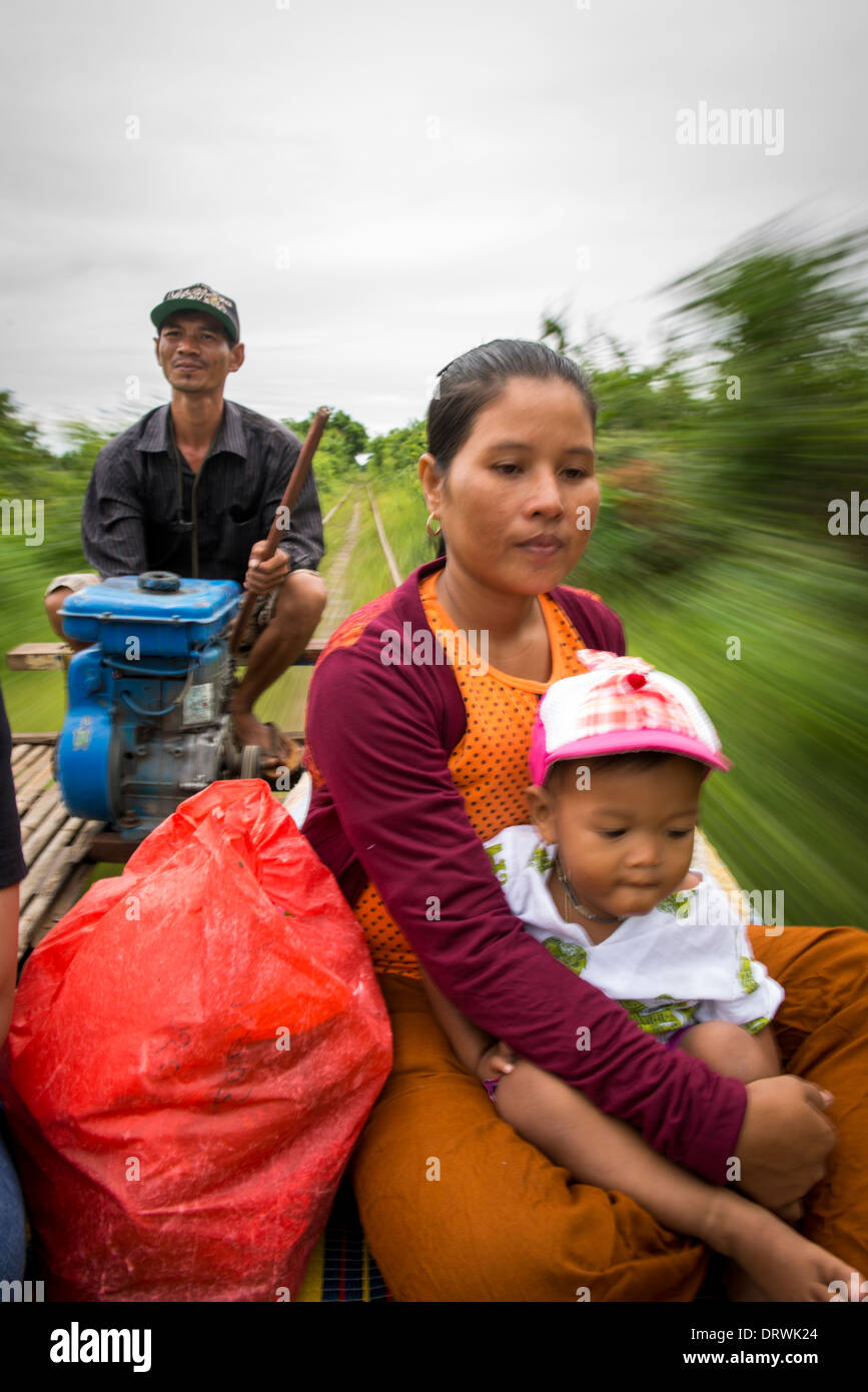 Eine berühmte Sehenswürdigkeit in Battambang ist Hingabe Eisenbahn, einheimischen gemacht Bambus für Zug verwenden Transport. Kambodscha Stockfoto