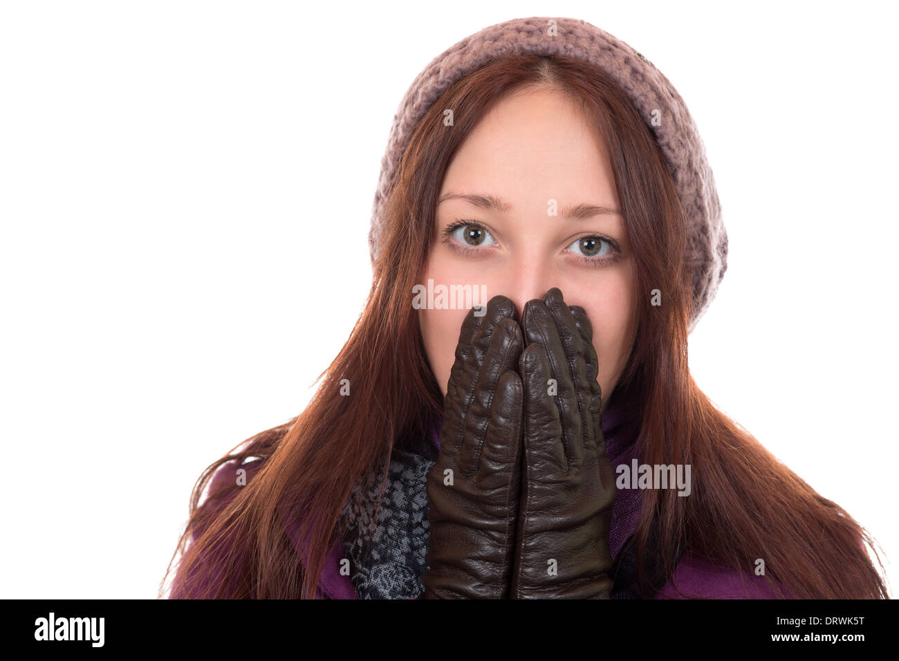 Junge Frau mit Handschuhe und Mütze Einfrieren im Winter isoliert auf weißem Hintergrund Stockfoto