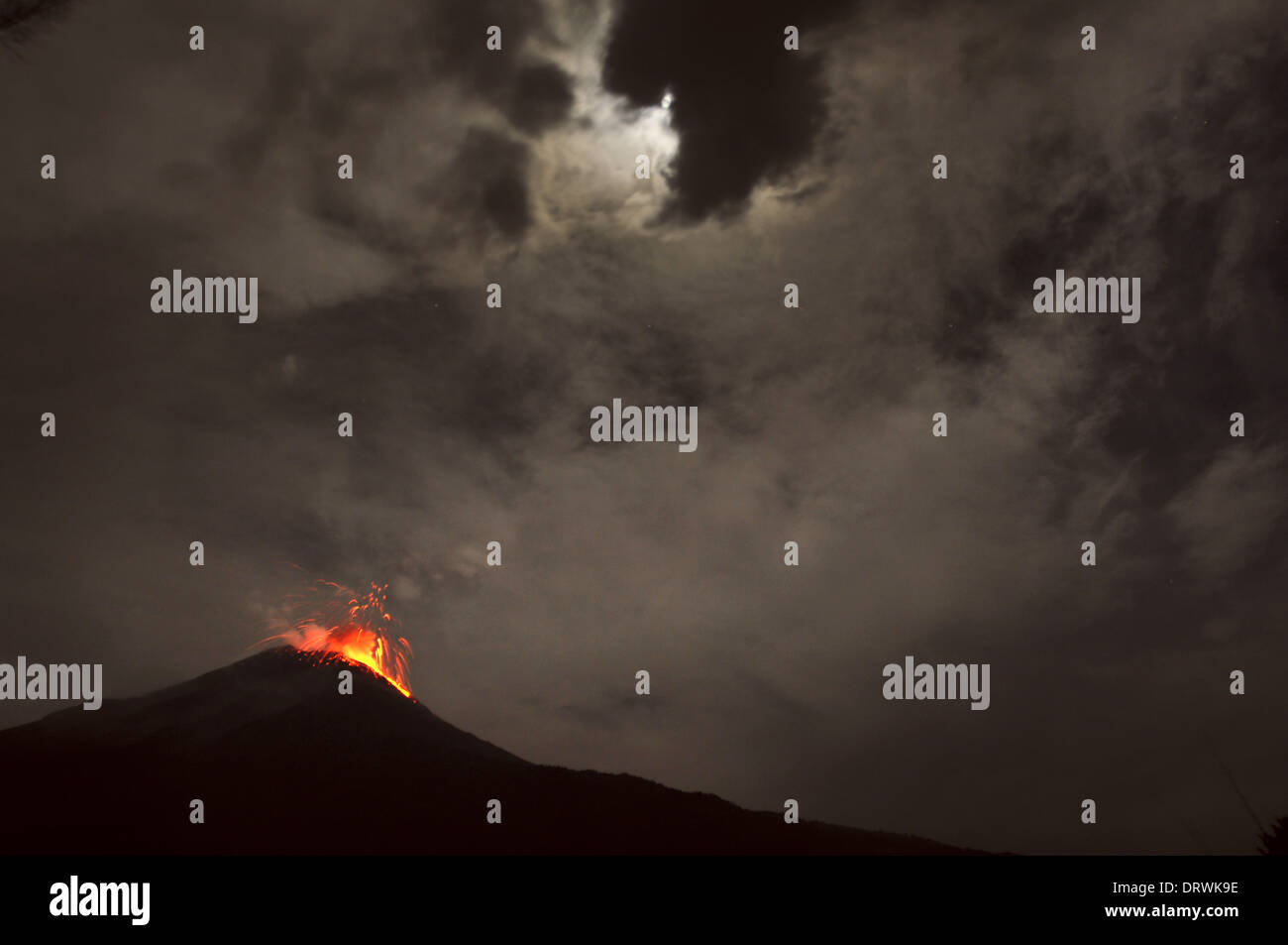 Nacht-Ausbruch. Vulkan Tungurahua, Ecuador Stockfoto