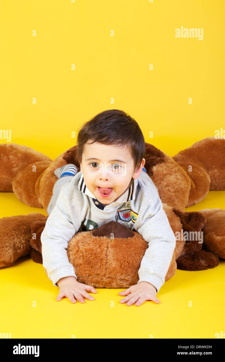 Kind auf gelbem Hintergrund isoliert Stockfoto