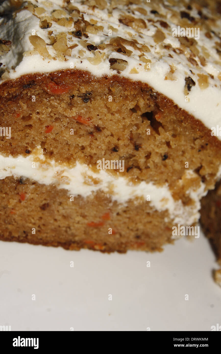 Slice der vereisten Karotte und orange Kuchen für das Cafe Leben Stockfoto