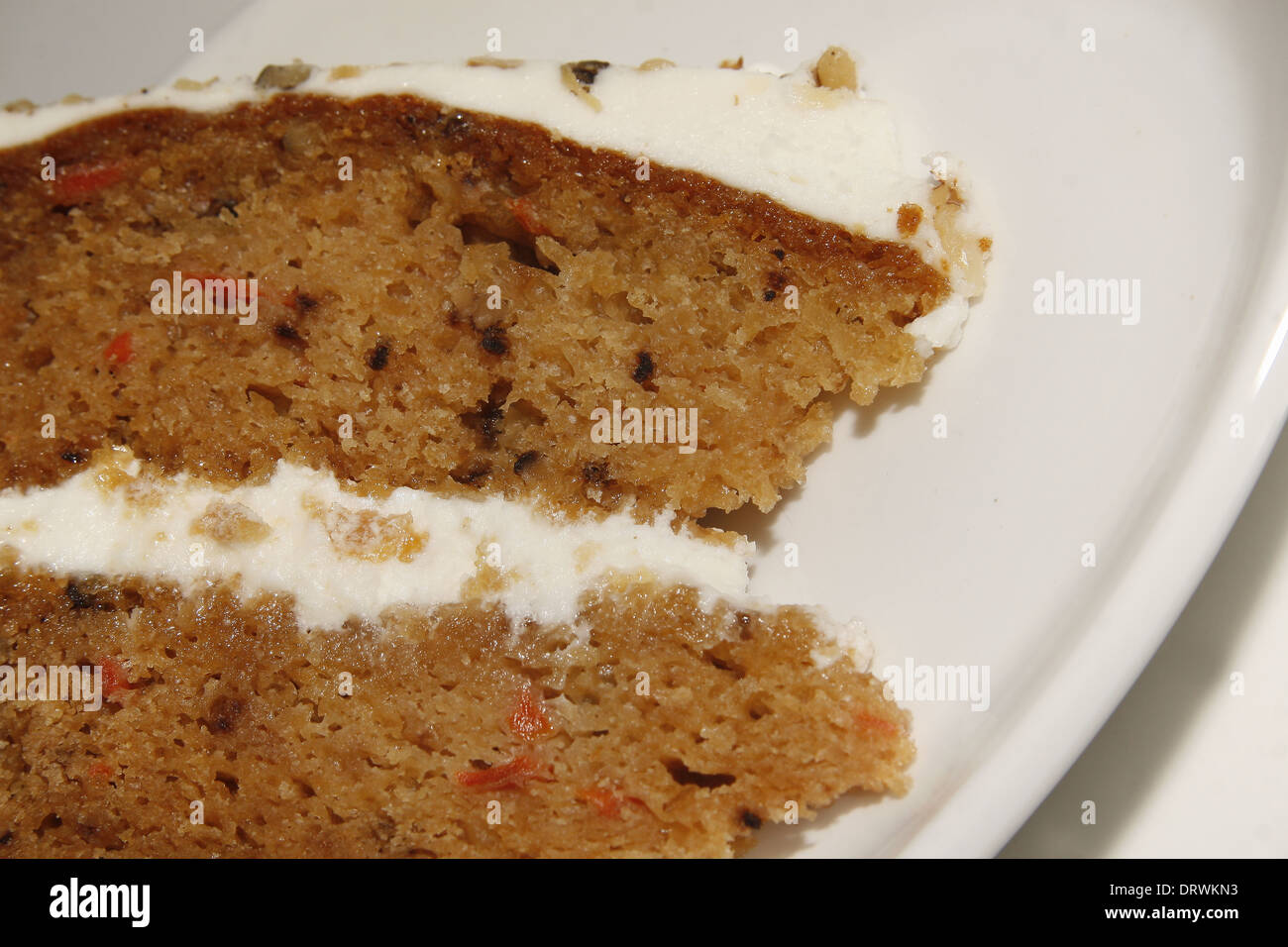 Slice der vereisten Karotte und orange Kuchen für das Cafe Leben Stockfoto