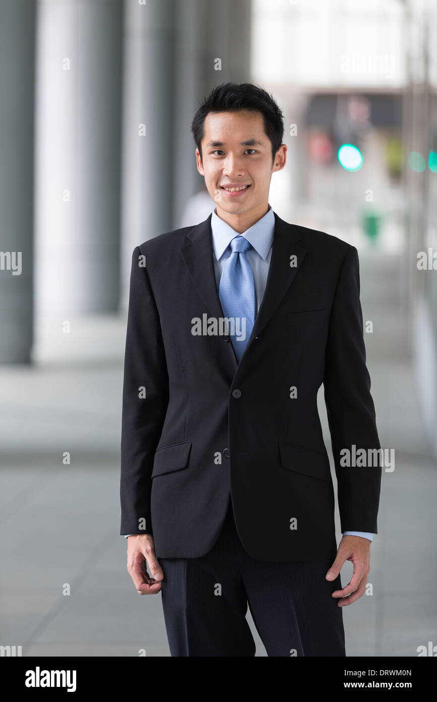 Chinesischer Geschäftsmann in modernen asiatischen Stadt. Stockfoto