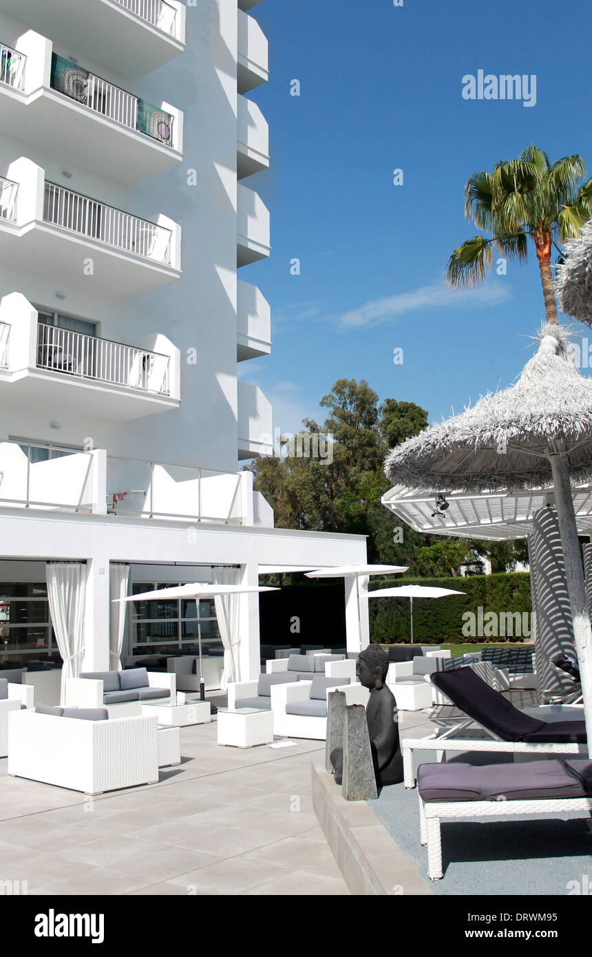 Exterieur des luxuriösen modernen Hotelgebäude mit Sitzbereich im Freien. Stockfoto