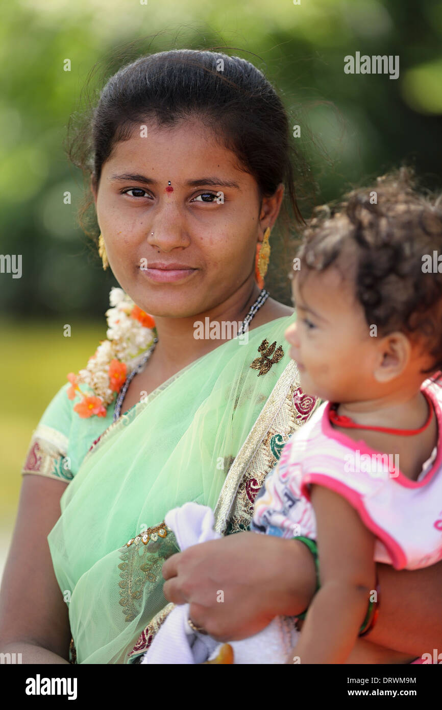 Indische Mutter mit Kind in Südindien Stockfoto