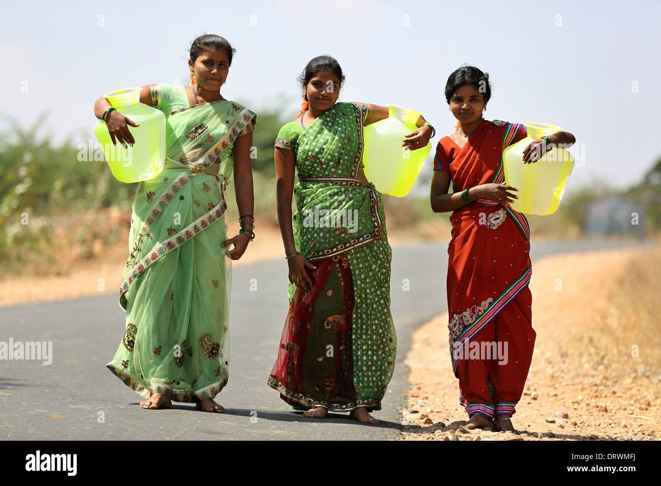 Indische Frauen tragen Wasserkrüge Südindien Stockfoto