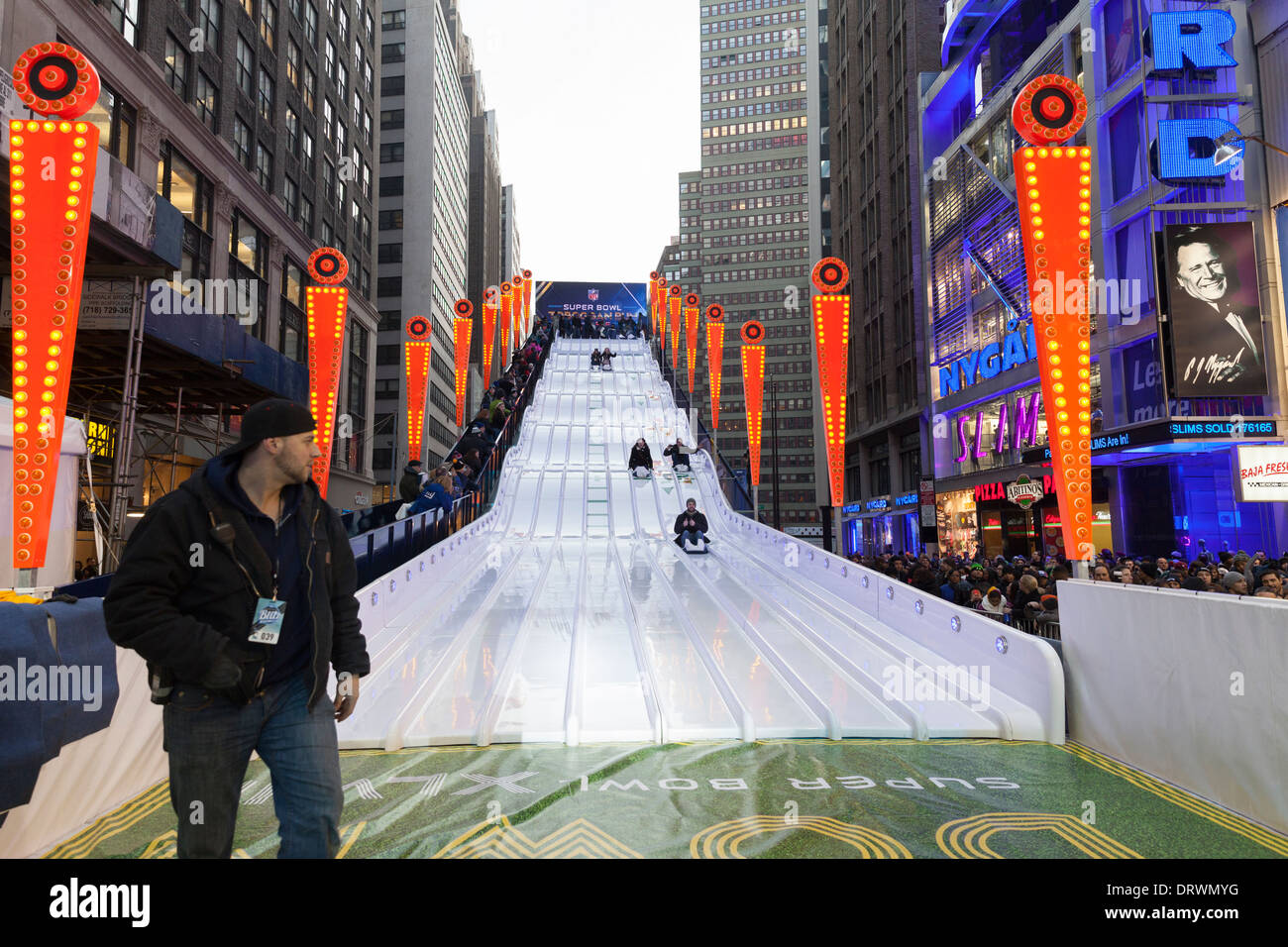 Nicht identifizierte Besucher versuchen Rodelbahn errichtet am Super Bowl Boulevard am Broadway in der Nähe von Times Square in Manhattan Stockfoto