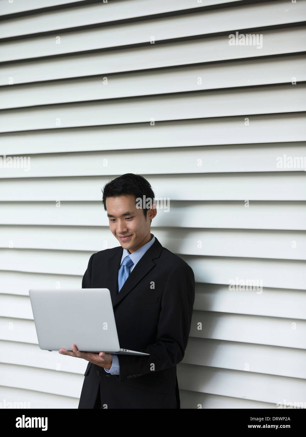 Chinageschäft Mann mit seinem Laptop, Türen in modernen Stadt. Geschäft auf dem Go Konzept. Stockfoto