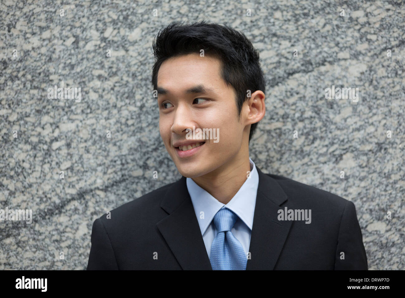 Chinesischer Geschäftsmann in modernen asiatischen Stadt. Stockfoto