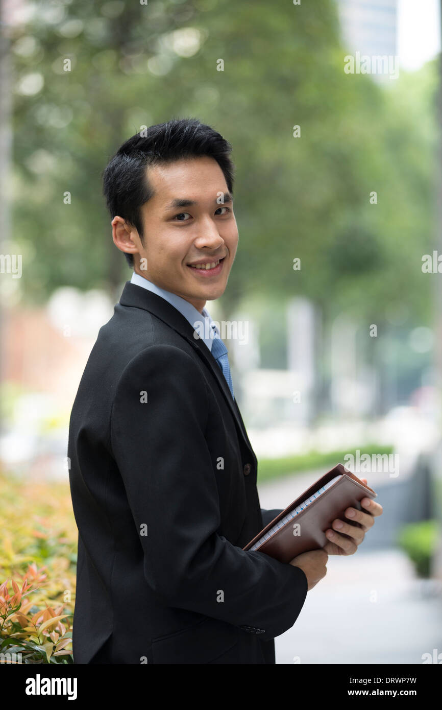 Chinesischer Geschäftsmann in modernen asiatischen Stadt. Stockfoto