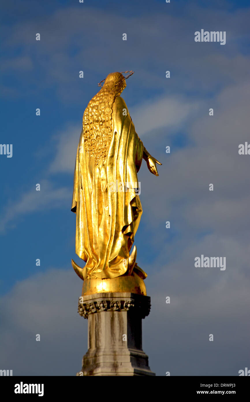 Goldene Christus Statue vor Zagreb Kathedrale, Kroatien Stockfoto