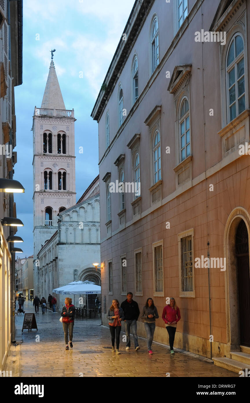 Fußgänger zu Fuß in einer alten Stadt Straße von Zadar, Kroatien Stockfoto