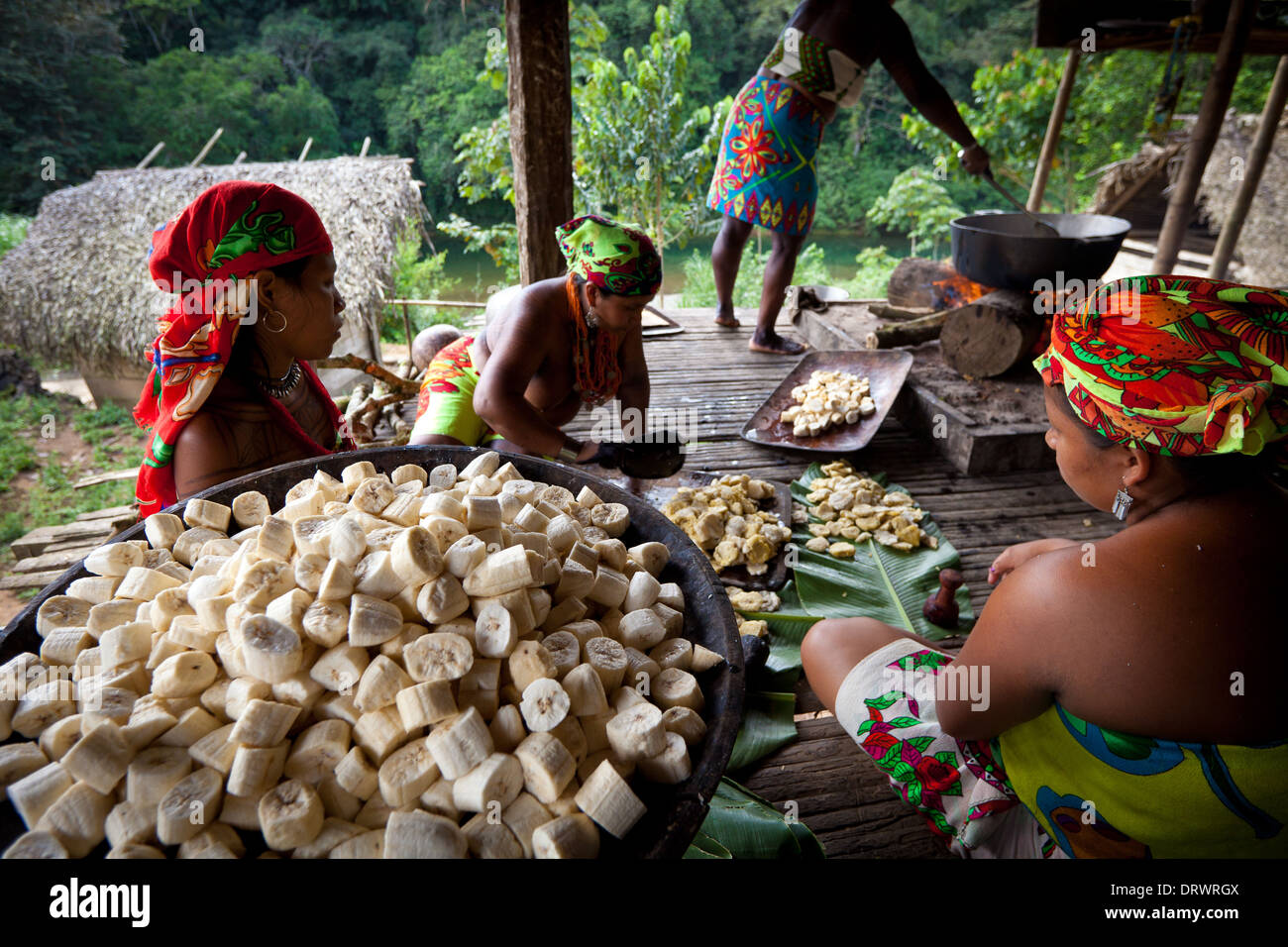 Embera Puru inderin bereitet Kochbananen zu und fratet sie in ihrem Dorf neben Rio Pequeni, Republik Panama, Mittelamerika. Stockfoto