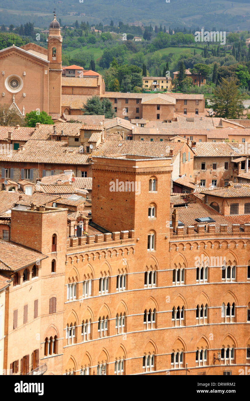 Blick auf Siena mit Palazzo Sansedoni in Piazza del Campo. Siena, Toskana, Italien. Stockfoto