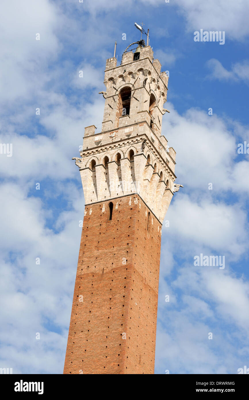 Detail des Torre del Mangia (Mangia Turm) in Siena, Toskana, Italien. Stockfoto