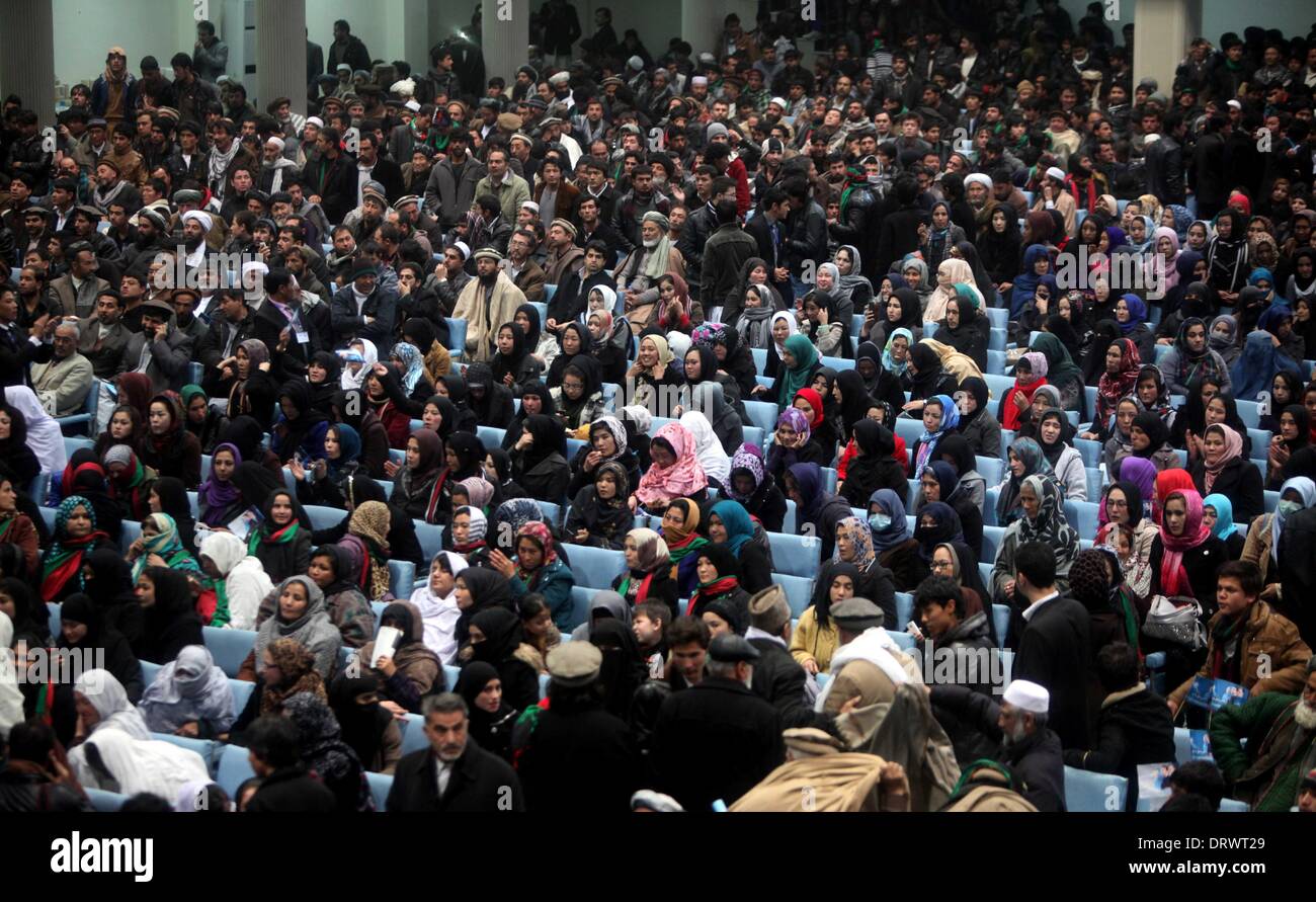 Kabul, Afghanistan. 3. Februar 2014. Unterstützer des Präsidentschaftskandidaten Zalmai Rasoul anhören seiner Rede während einer Wahl sammeln, in Kabul, Afghanistan am 3. Februar 2014. Ein Präsidenten hoffnungsvoller und ehemaliger Außenminister Zalmai Rasoul am Montag versprochen, zur Unterstützung der Pressefreiheit und Demokratie im Post-Taliban Afghanistan zu steigern, wenn gewinnt die kommenden Wahlen. Bildnachweis: Xinhua/Alamy Live-Nachrichten Stockfoto