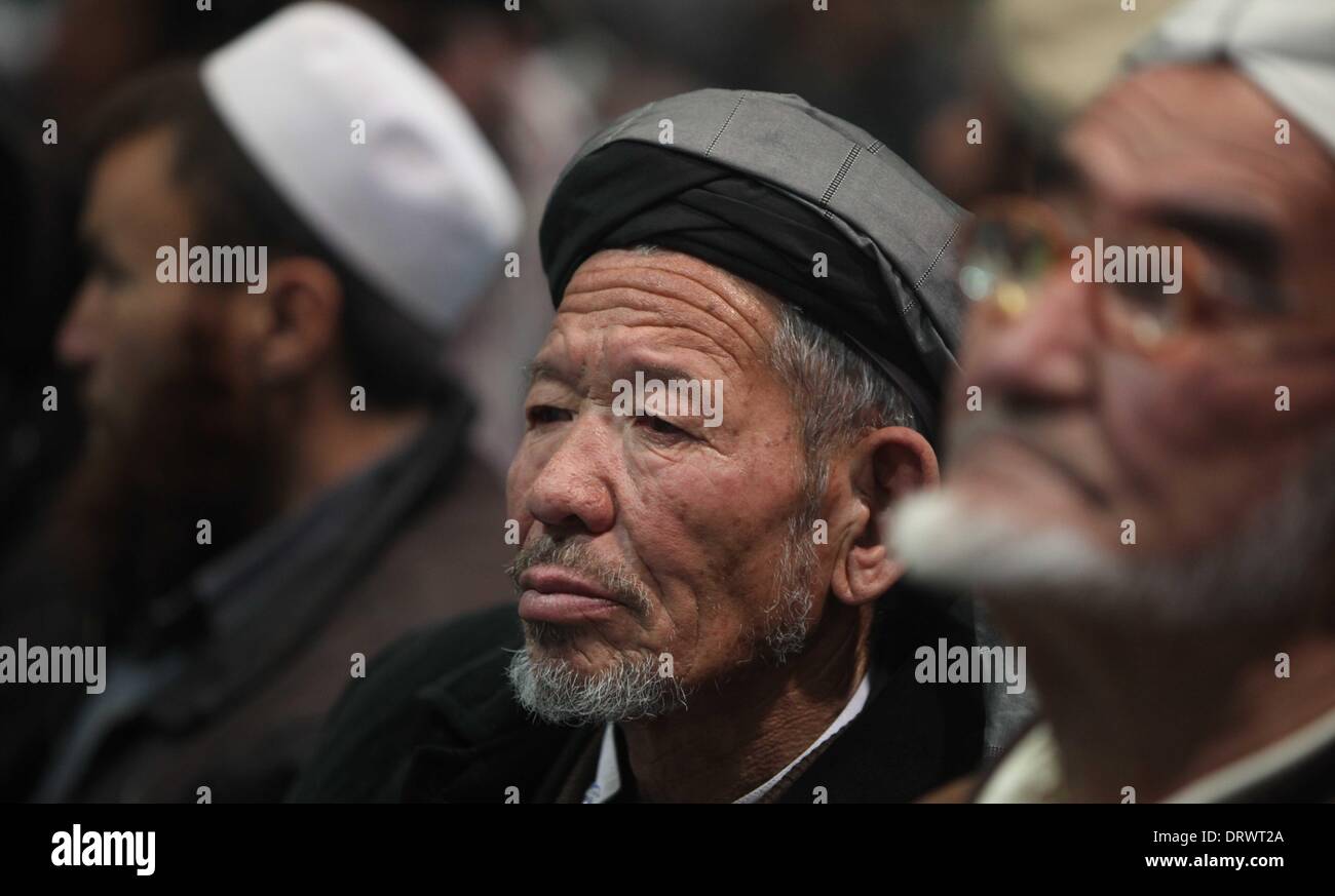 Kabul, Afghanistan. 3. Februar 2014. Unterstützer des Präsidentschaftskandidaten Zalmai Rasoul anhören seiner Rede während einer Wahl sammeln, in Kabul, Afghanistan am 3. Februar 2014. Ein Präsidenten hoffnungsvoller und ehemaliger Außenminister Zalmai Rasoul am Montag versprochen, zur Unterstützung der Pressefreiheit und Demokratie im Post-Taliban Afghanistan zu steigern, wenn gewinnt die kommenden Wahlen. Bildnachweis: Xinhua/Alamy Live-Nachrichten Stockfoto