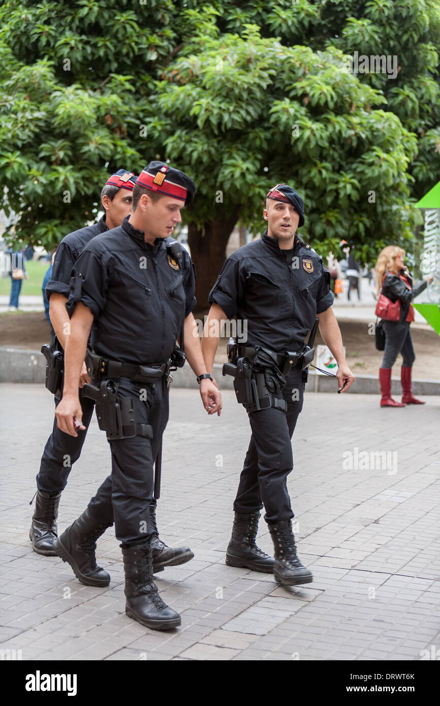 Die Spanische Polizei Auf Patrouille Barcelona Stockfotografie Alamy