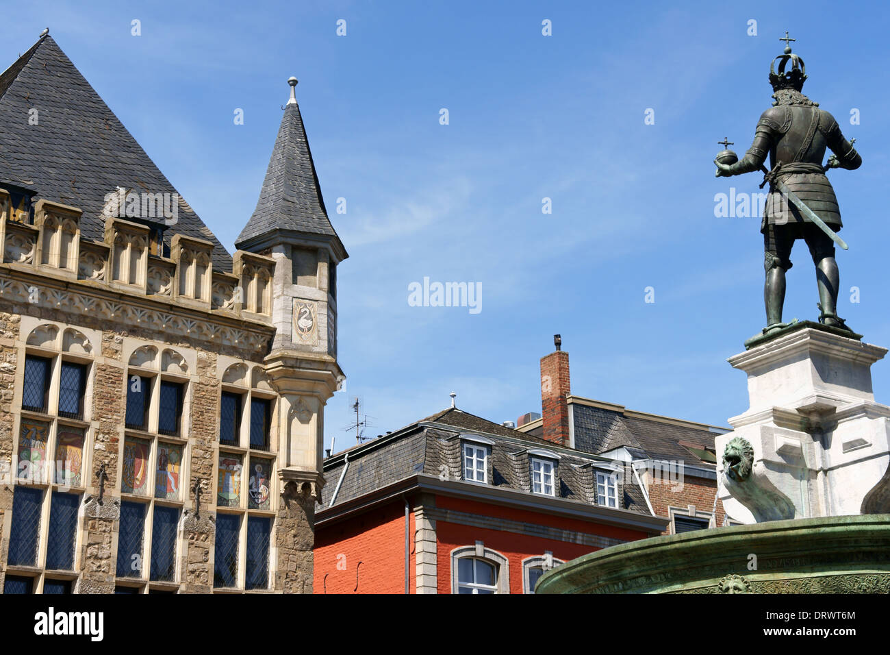 Detail des Aachener Marktplatz mit Karl dem großen Brunnen und Haus Löwenstein in Aachen, Deutschland Stockfoto