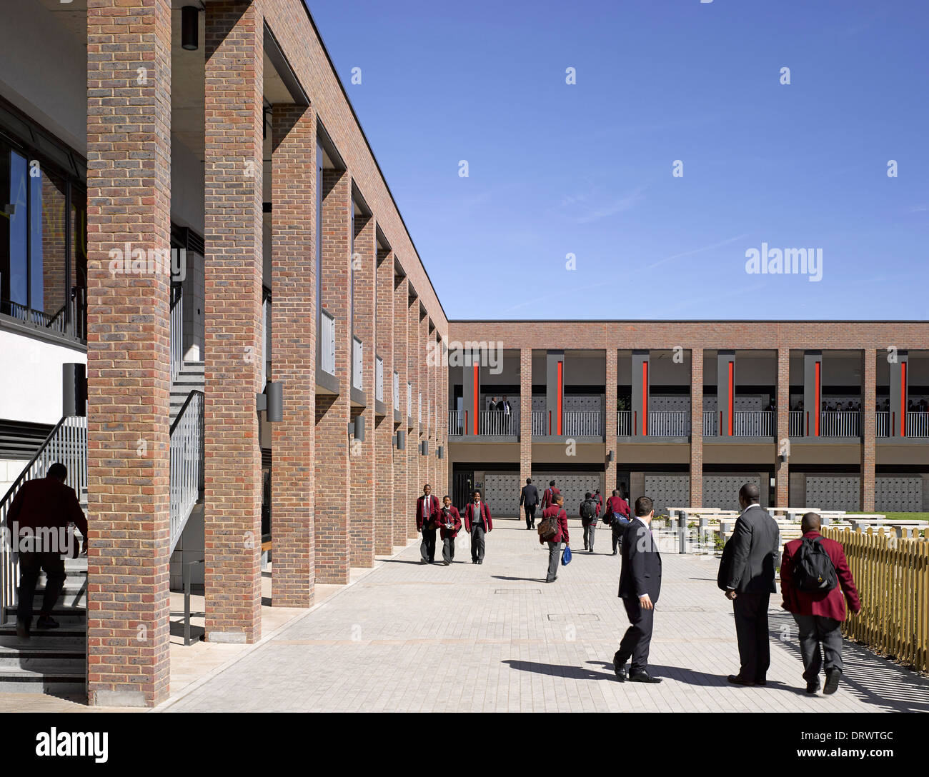 Str. Thomas der Apostel College, London, Vereinigtes Königreich. Architekt: Verbündete und Morrison, 2013. Außenansicht mit neuen Block. Stockfoto