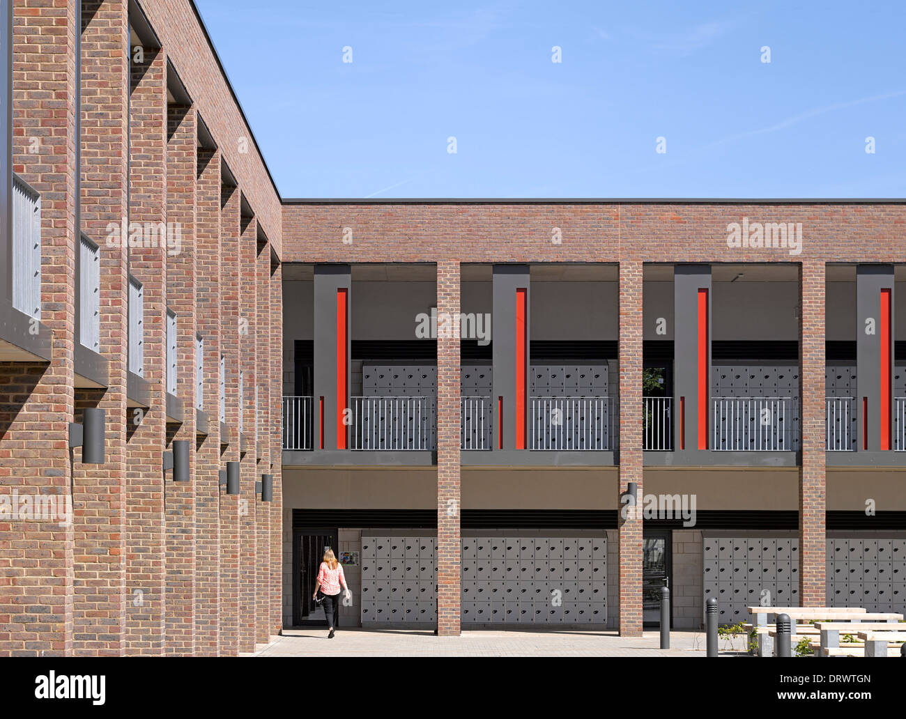 Str. Thomas der Apostel College, London, Vereinigtes Königreich. Architekt: Verbündete und Morrison, 2013. Außenansicht mit neuen Block. Stockfoto