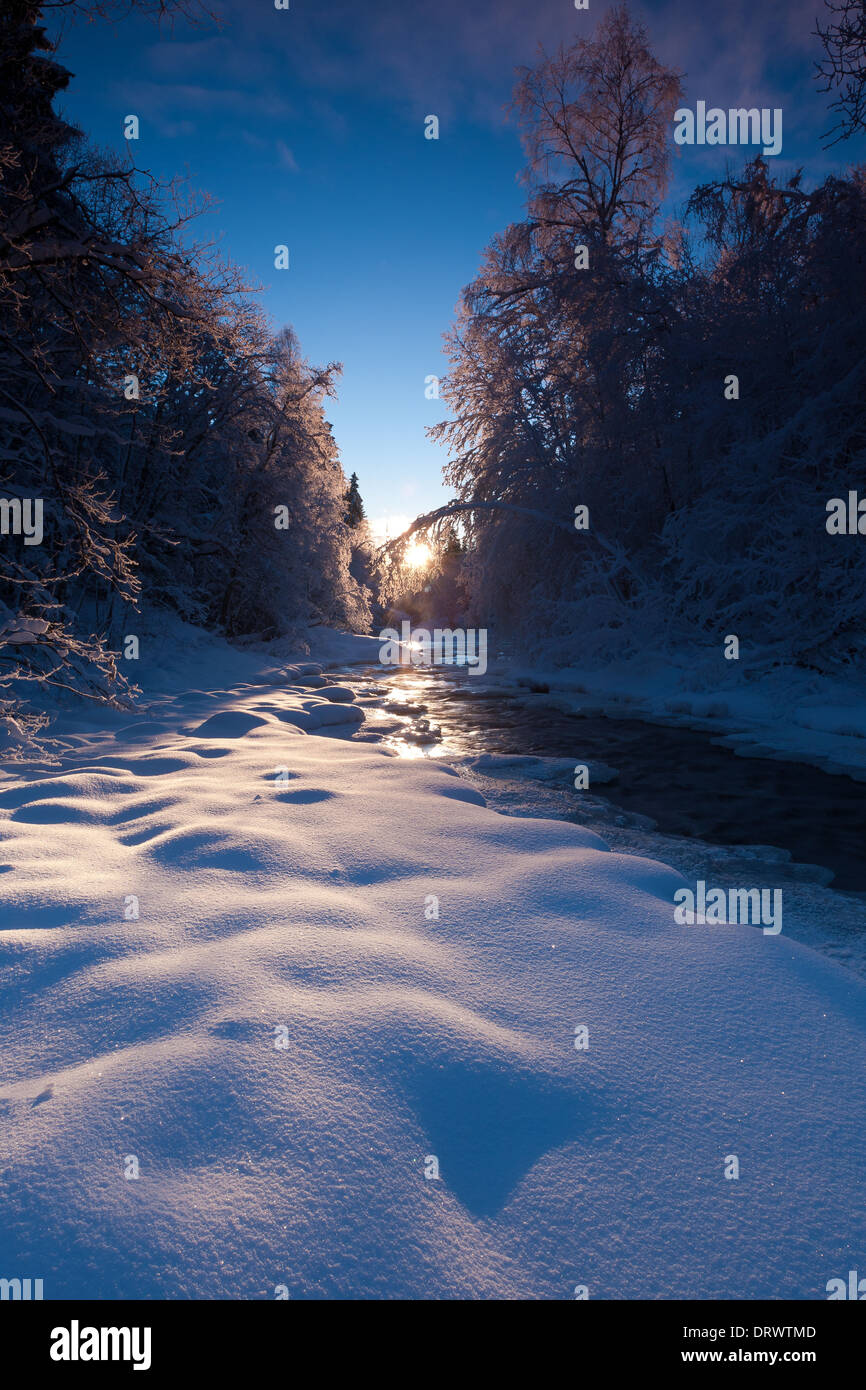 Winterlandschaft bei Sonnenuntergang auf dem Fluss Hobølelva in Våler Kommune, Østfold, Norwegen. Der Fluss ist ein Teil des Wassers, das System namens Morsavassdraget. Stockfoto