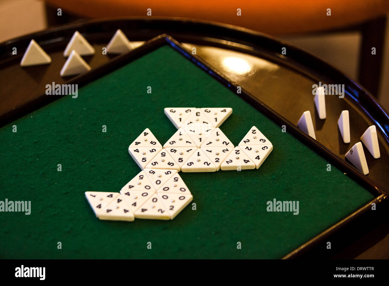 Dreieckige Dominosteine. Tischspiel Stockfotografie - Alamy