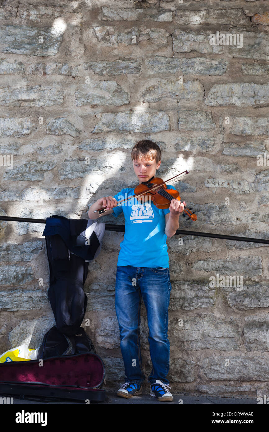 Jungen spielen Violine. Als Straßenmusikant. Straßen von Tallinn Estland. Stockfoto