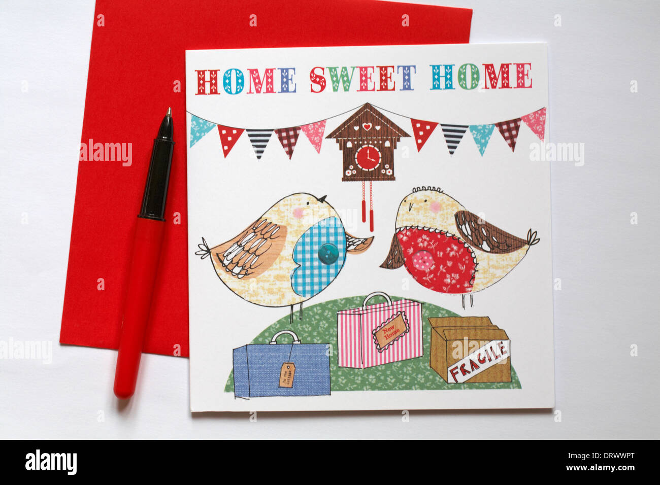Süße Heimat Startkarte mit Stift und roten Umschlag legen Sie auf weißem Hintergrund Stockfoto