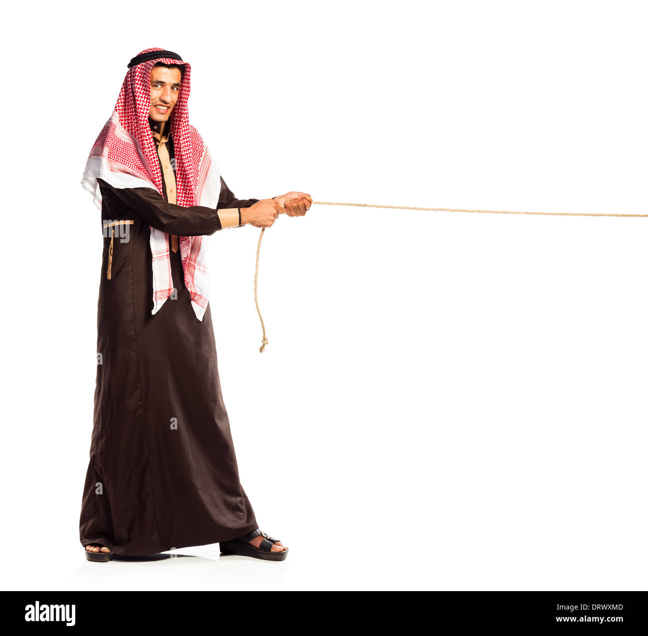 Junge arabische ziehen ein Seil isoliert auf weißem Hintergrund Stockfoto