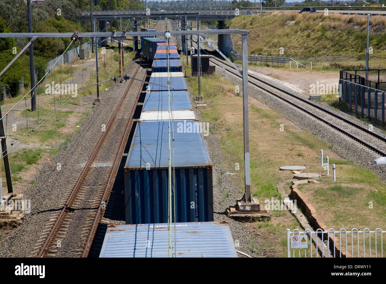 Güterzug durch Minto Station in South West Sydney, New South Wales öffentliche Verkehrsmittel Bahn, Australien Reisen Stockfoto