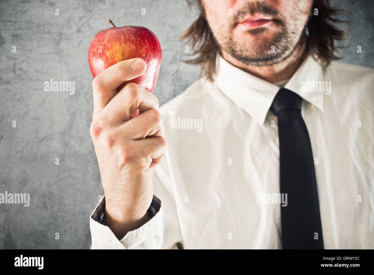 Geschäftsmann, roten Apfel in der hand halten. Gesunde Ernährung-Konzept. Stockfoto