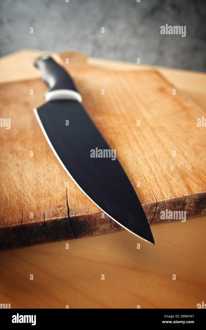 Schwarze scharfe Keramik Küchenmesser auf Holz Küchentisch. Stockfoto