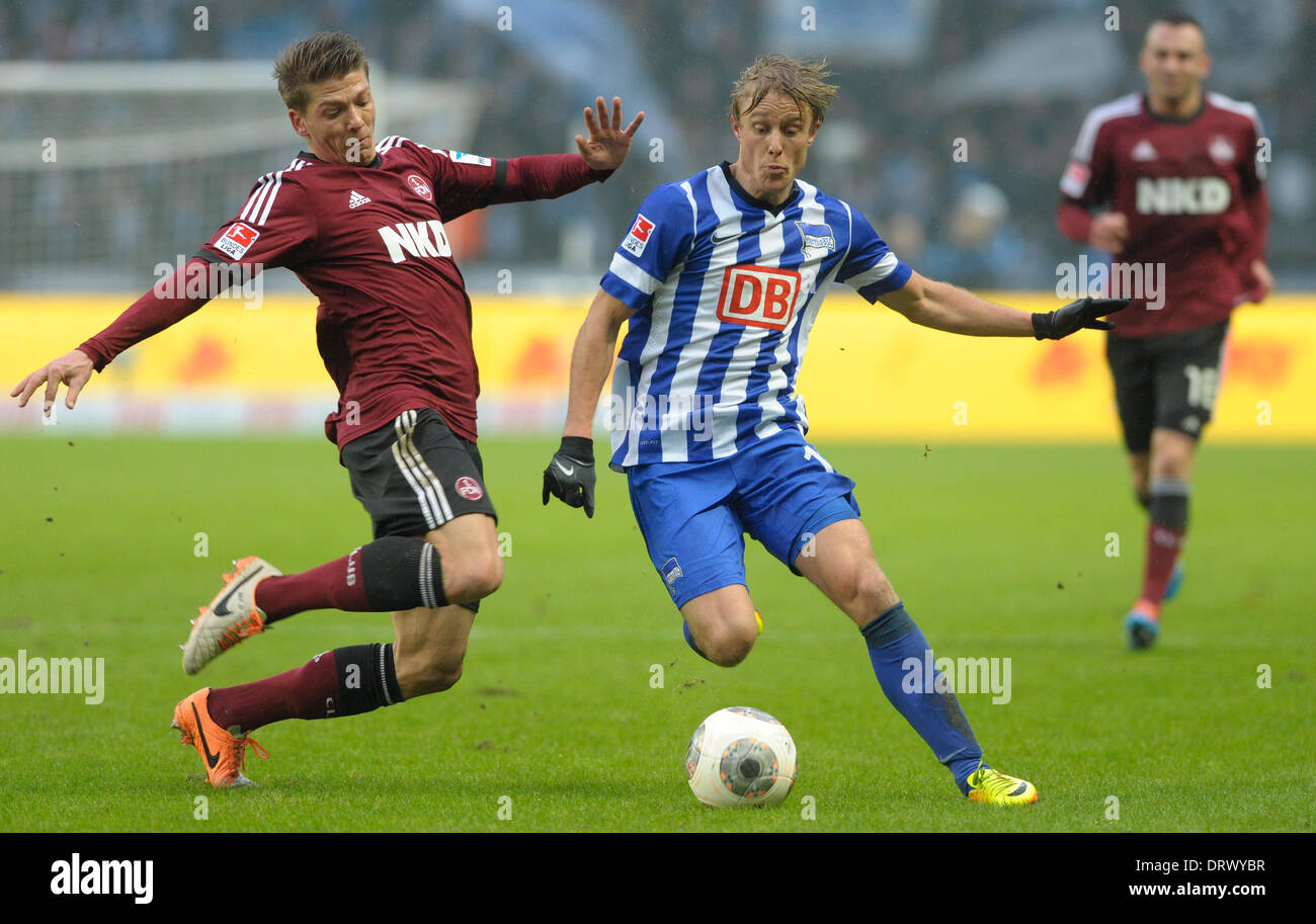 Berlin, Deutschland. 2. Februar 2014. Herthas Per Ciljan Skjelbred (R) und Nürnberger Mike Frantz wetteifern um die Kugel während der Bundesliga-Fußball-Spiel zwischen Hertha BSC und 1.FC Nürnberg im Olympiastadion in Berlin, Deutschland, 2. Februar 2014. Foto: OLIVER MEHLIS/DPA/Alamy Live-Nachrichten Stockfoto