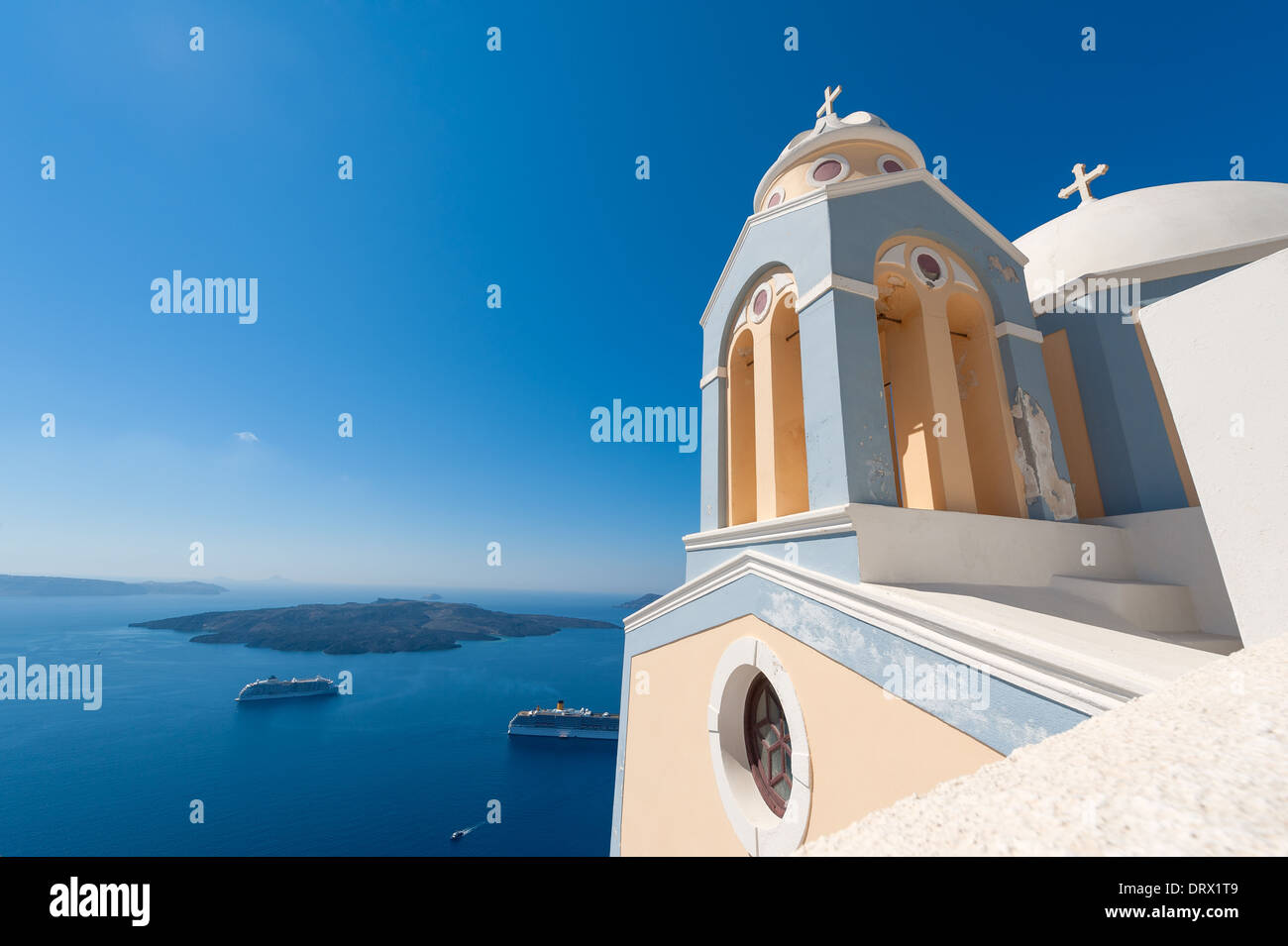 Kirche und Kreuzfahrtschiffe in Santorini Griechenland Stockfoto