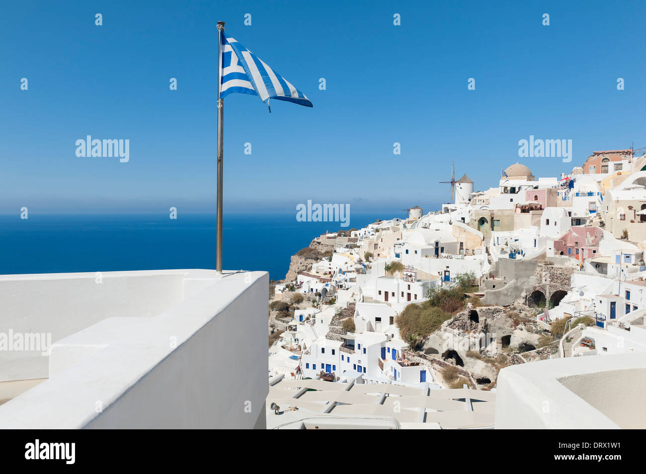 Griechische Flagge winken in Oia Santorini Stockfoto