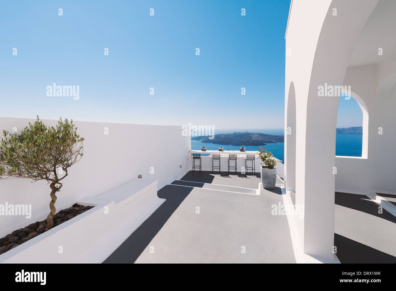 Moderne Kegelbahn und Terrasse in Santorini Griechenland Stockfoto