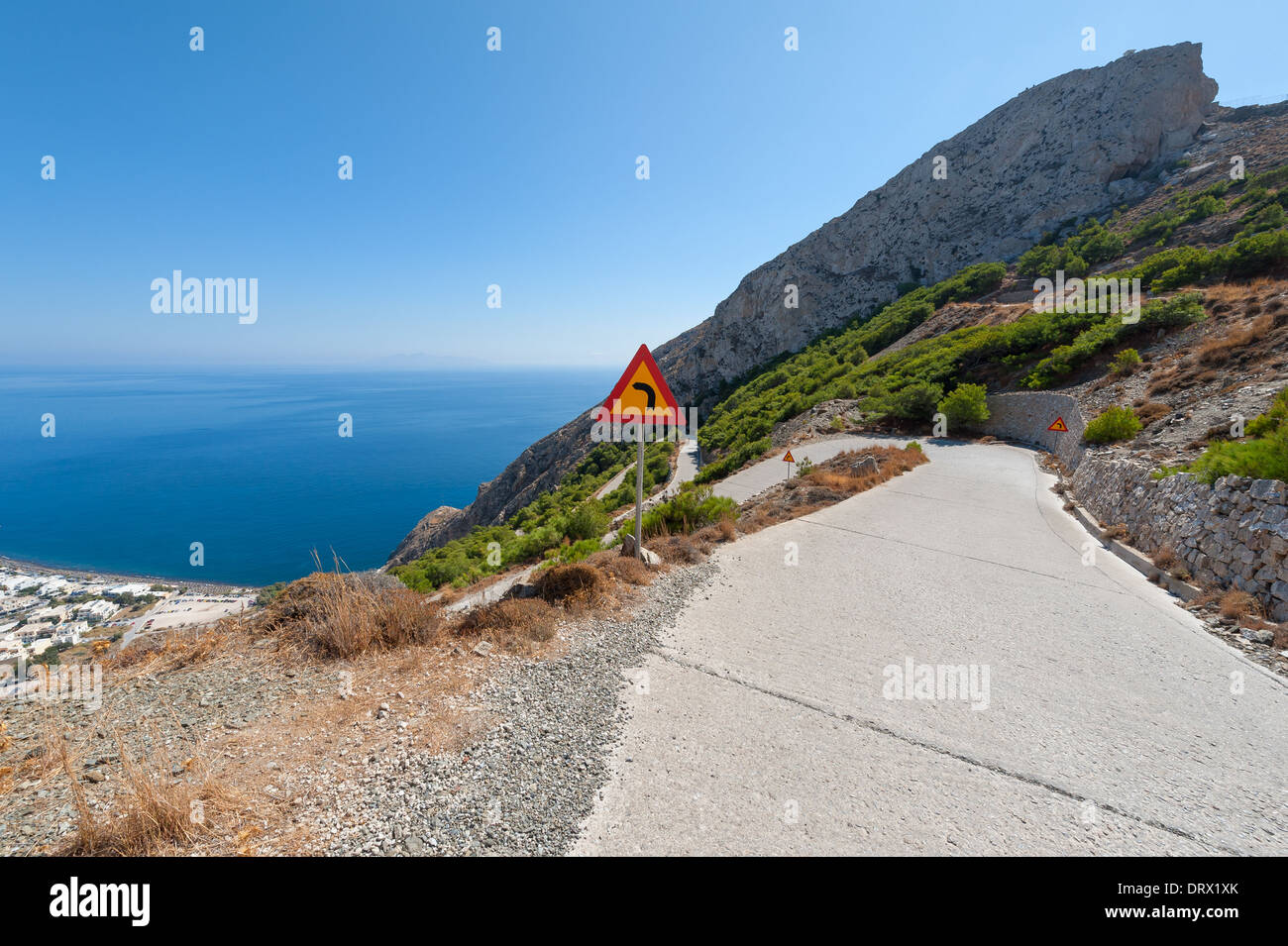 Haarnadel gekrümmte Straße in Santorini Griechenland Stockfoto