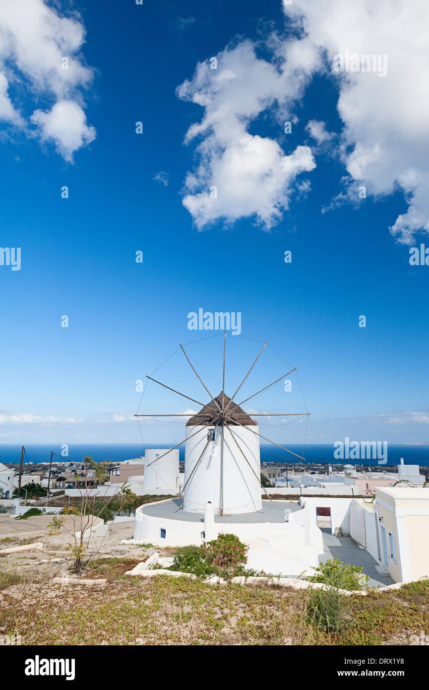 Typische griechische Windmühle auf Santorini Stockfoto