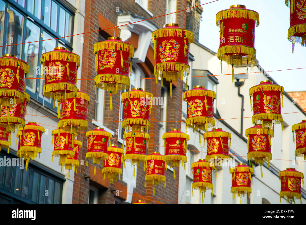 Rote und gelbe Lampions hängen oberhalb einer Straße in Londons Chinatown Stockfoto
