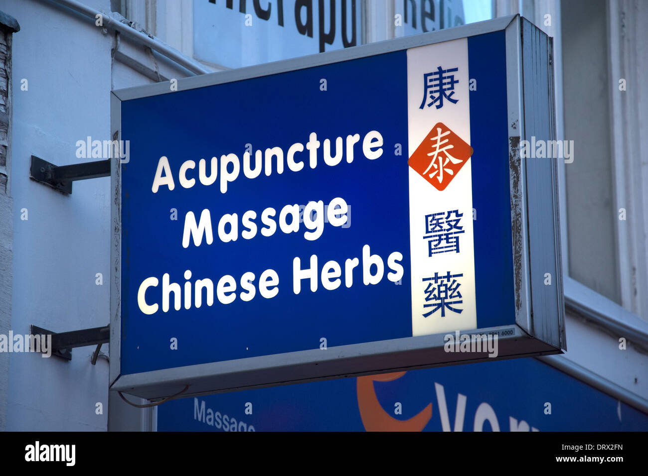 Melden Sie sich über einem Geschäft zeigen Massage Akupunktur und chinesische Kräuter Stockfoto