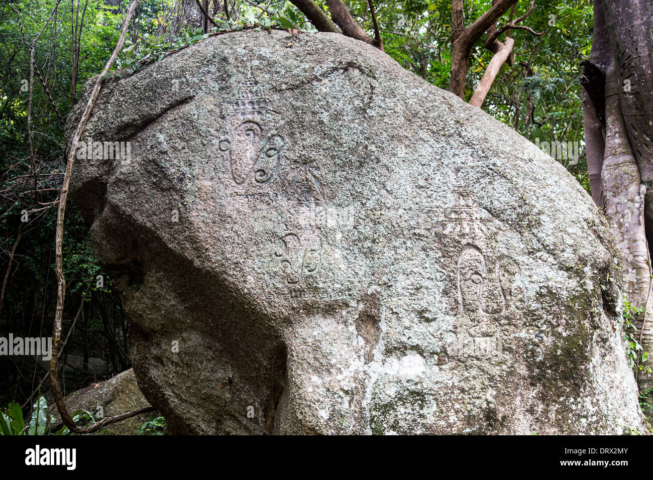 Inschrift des Königs Prachathimpok, Rama VII, Nam Tok Than Sadet Wasserfall, Ko Pha Ngan Insel, Thailand Stockfoto