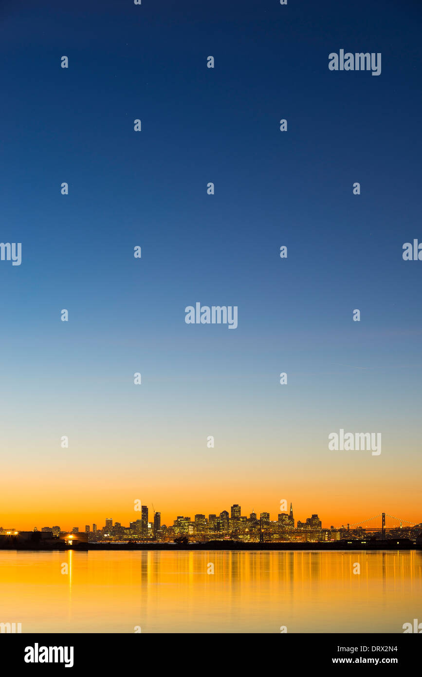 Skyline von San Francisco bei Sonnenuntergang. Stockfoto