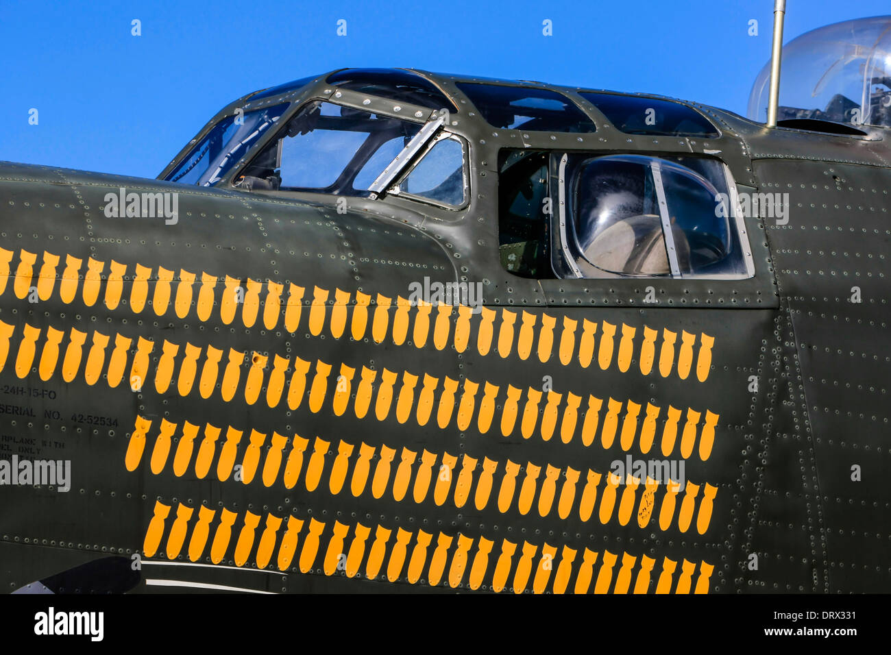Mission Tags unter dem Cockpitfenster von einem WW2 B24 Liberator Bomber Flugzeug Stockfoto